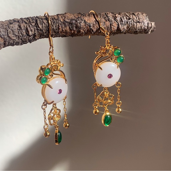 Jade earrings, dangle jade earrings, emerald green earrings, vintaged earrings - Picture 5 of 5